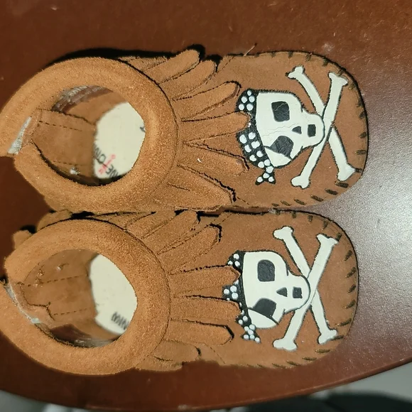 Minnetonka hand painted moccasins brand new brown size 0 - Picture 1 of 4
